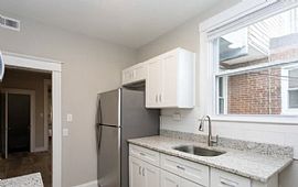 Lovely 3 Bedrooms 2 Bathroom Bathroom  in Baltimore, MD (Photo 2 of 12)