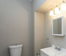 Lovely 3 Bedrooms 2 Bathroom Bathroom  in Baltimore, MD (Photo 5 of 12)