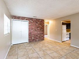 3 Bedrooms Housing and 1 Bathroom  in Tampa, FL (Photo 10 of 12)