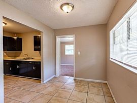 3 Bedrooms Housing and 1 Bathroom  in Tampa, FL (Photo 3 of 12)
