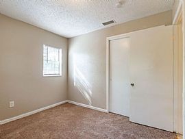 3 Bedrooms Housing and 1 Bathroom  in Tampa, FL (Photo 9 of 12)