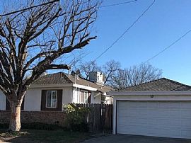 Charming 3 Bedroom Home in Sacramento, CA (Photo 3 of 12)