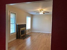 Charming 3 Bedroom Home in Sacramento, CA (Photo 5 of 12)