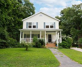 Comfortable 3 Bed House. 42 Ocean Ave, Jamestown, Ri 02835 in Jamestown, RI