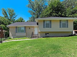 5016 N Wood Ridge Dr, Kansas City, Mo in Kansas City, MO