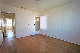 Cute and Great 2bed 1bath House in a Great Location in San Diego, CA (Photo 5 of 6)