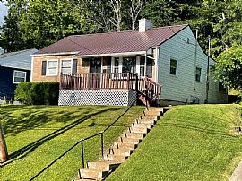 1738 Crestmont Dr, Huntington, Wv 25701 in Huntington, WV