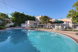 Former Home of The Original Peter Pan, Mary Martin in Beverly Hills, CA (Photo 7 of 9)