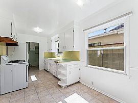 A Truly Jovial 3 Bedroom Home in Los Angeles, CA (Photo 4 of 6)