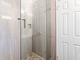 A Truly Jovial 3 Bedroom Home in Los Angeles, CA (Photo 5 of 6)