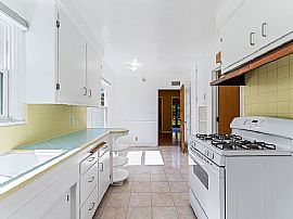 Lovely 3 Bedroom Home in Van Nuys, CA (Photo 2 of 7)