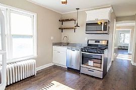 Amazing 2 Bedroom Home  in Forest Park, IL (Photo 2 of 8)