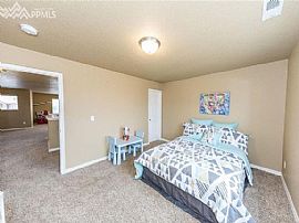 A Beautiful and Charming 3 Bedroom Apartment in Colorado Springs, CO (Photo 5 of 10)