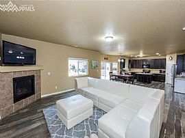 A Beautiful and Charming 3 Bedroom Apartment in Colorado Springs, CO (Photo 9 of 10)