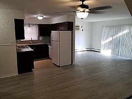 Charming 3 Bedroom Home in Chicago Ridge, IL (Photo 4 of 12)