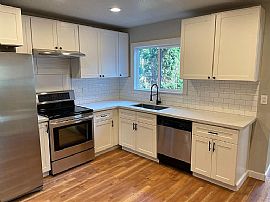 1728 Se Clatsop St, Portland, Or  in Portland, OR (Photo 2 of 5)