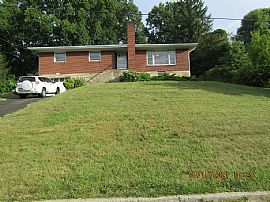  213 Powhatan Ave, Bluefield, Wv 24701 in Bluefield, WV (Photo 2 of 12)
