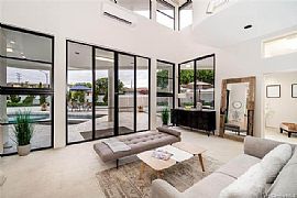 4-Bedroom, 4-Bathroom, 4,220 Square Feet in Honolulu, HI (Photo 6 of 9)