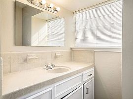 3 Beds Lovely Beautiful Available For Rent in Dallas, TX (Photo 10 of 12)