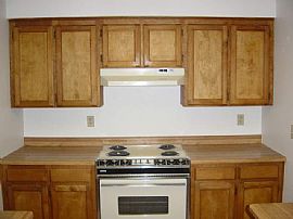 Lake Oswego townhouse in Lake Grove, OR (Photo 4 of 4)