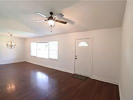 Well Maintained 3 Bedroom and 2 Bathroom in Texas City, TX (Photo 2 of 12)