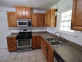 Well Maintained 3 Bedroom and 2 Bathroom in Texas City, TX (Photo 4 of 12)