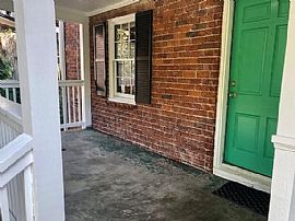 Well Positioned Home For Life Comfort in Los Angeles, CA (Photo 2 of 12)