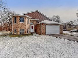 5bedroom  in Crestwood, IL (Photo 2 of 12)