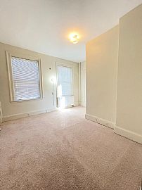 Charming 1 Bedroom Home  in Quincy, MA (Photo 3 of 7)