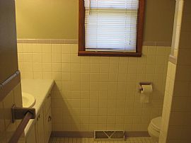 3-Bedroom House in South  in Bloomington, IL (Photo 4 of 10)