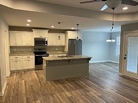 Excellent Family House. 1919 Twilight Ave, Bowling Green, Ky 42 in Bowling Green, KY (Photo 2 of 11)