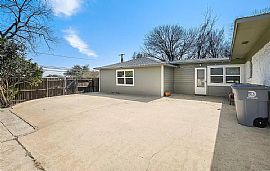 A 3 Bedroom Home  in Dallas, TX (Photo 2 of 12)