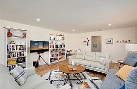 A 3 Bedroom Home  in Dallas, TX (Photo 3 of 12)