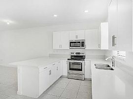 2839 Sw 16th Ter, Ft Lauderdale, Fl 33315 in Fort Lauderdale, FL (Photo 3 of 10)