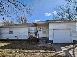 Adorable 3bedroom with 1bathroom Home For Your Satisfaction  in Ponca City, OK