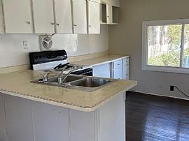 Charming 3bedroom with 1bathroom Home  in Mount Pleasant, SC (Photo 4 of 5)