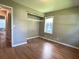 21858 Se Oak St, Gresham, Or 97030 : House Available For Rent in Gresham, OR (Photo 6 of 11)