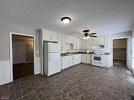 Unique 4 Bed Room Apartment  in Milledgeville, GA (Photo 3 of 10)