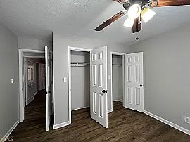 Unique 4 Bed Room Apartment  in Milledgeville, GA (Photo 9 of 10)