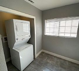 Beautiful 3 Bedroom 1 Bath Home For Rent in Sacramento, CA (Photo 5 of 5)