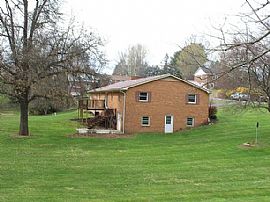 387 Circle Dr, Lewisburg, Wv 24901 . Stunning House For Rent in Lewisburg, WV (Photo 3 of 12)