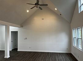 402 Foxridge Ct Shelbyville, in 46176  in Shelbyville, IN (Photo 3 of 8)