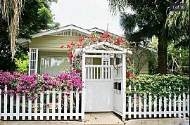 629 1/2 Palms Blvd, Venice, Ca 90291  1908 19th St Apt B, Santa in Venice, CA