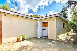 629 1/2 Palms Blvd, Venice, Ca 90291  1908 19th St Apt B, Santa in Venice, CA (Photo 12 of 12)