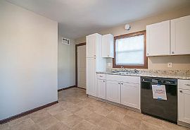 10405 W Manor Park Dr, Milwaukee, Wi 53227 in Milwaukee, WI (Photo 6 of 12)