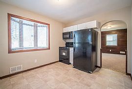 10405 W Manor Park Dr, Milwaukee, Wi 53227 in Milwaukee, WI (Photo 5 of 12)