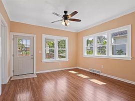 Beautifully Remodeled Bungalow with 4 Bedrooms, 1 Bathroom in Rockford, IL (Photo 2 of 7)