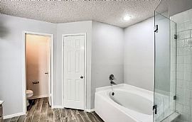 Beautiful 3 Bedroom Home  in Houston, TX (Photo 8 of 12)