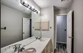 Beautiful 3 Bedroom Home  in Houston, TX (Photo 9 of 12)