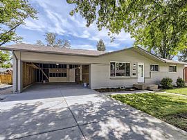 4 Bedrooms Home in Denver, CO (Photo 4 of 12)